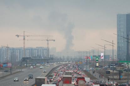 Largas filas de autos en una carretera que dirige a la frontera entre Ucrania y Polonia.