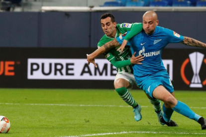 Yaroslav Rakitskyy en uno de los cotejos con el Zenit, quipo que además ya retiró la publicidad de Gazprom por estar ligada con el conflicto.
