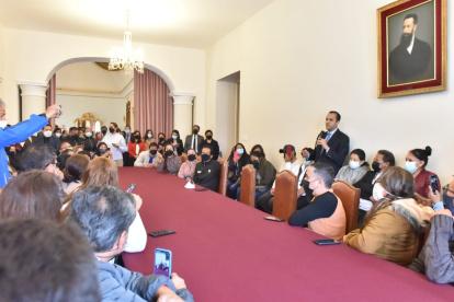 El canciller Holguín se reunión con los familiares de ecuatorianos en Ucrania. Les pidió que transmitan tranquilidad a sus seres queridos.