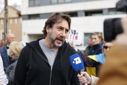 El actor Javier Bardem atiende a la prensa durante la protesta llevada a cabo este jueves a las puertas de la embajada de Rusia en España, sita en Madrid, tras el comienzo de la operación militar rusa en Ucrania.