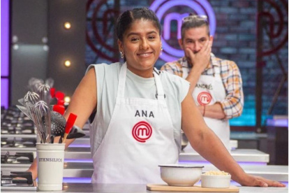 Ana durante su participación. Atrás, Andrés, ganador del primer lugar.