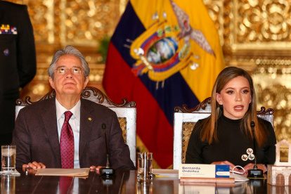 El presidente Guillermo Lasso (i), junto a la secretaria de Derechos Humanos, Bernarda Ordóñez (d), en una fotografía de archivo.