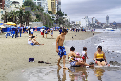 Manabi. Las playas de la provincia empiezan a recibir a los turistas por el feriado del carnaval.