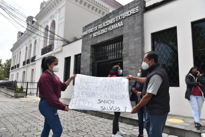 Padres de ecuatorianos en ucrania fuera de la Cancillería.