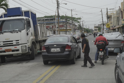Los trancones en el ingreso a la ciudadela Brisas del Río ocurren todo el día. Los carros hacen doble hilera e impiden el libre tránsito de los residentes.