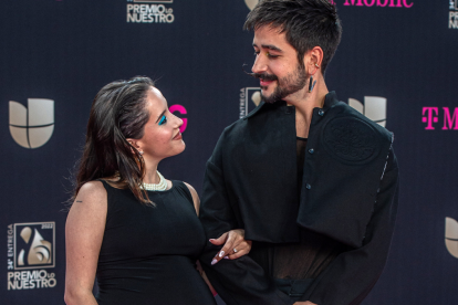 El cantante colombiano Camilo y su esposa la cantante venezolana Evaluna Montaner posan en la alfombra magenta de los premios Lo Nuestro, hoy, en el FTX Arena de Miami, Florida (EE.UU.).