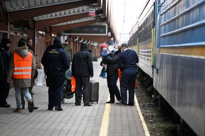 Refugiados ucranianos procedentes de Odesa, a su llegada a la estación polaca de Przemysl, donde se ha establecido un punto de acogida