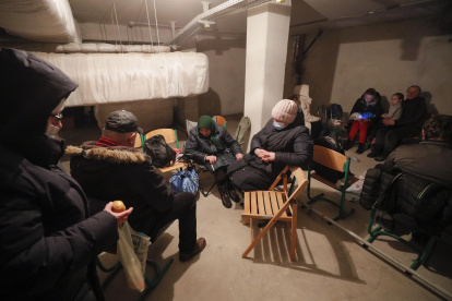 Habitantes de Kiev han pasado la noche en un refugio para protegerse de los bombardeos rusos.