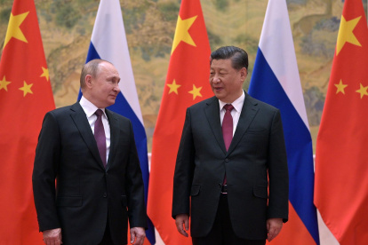 El presidente ruso, Vladímir Putin, (i) y su homólogo chino, Xi Jinping (d) durante su reunión en Pekín el pasado 4 de febrero.