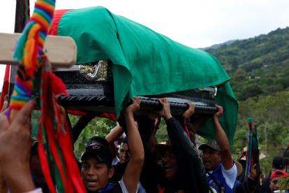 Personas cargan el féretro del fundador y excoordinador de la Guardia Indígena Nacional, Albeiro Camayo, asesinado por disidencias de Farc el pasado 24 de enero en el resguardo Las Delicias, municipio de Buenos Aires, Cauca (Colombia).