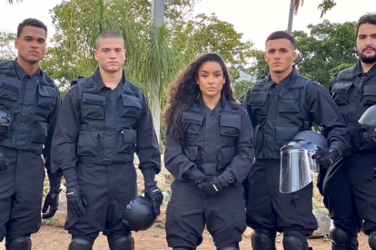 Fotografía sin fecha específica de toma, cedida por el Archivo personal de la actriz ecuatoriana Karen Montero (c), durante su participación en la serie televisiva The Bay.