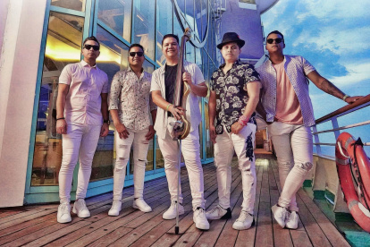 La agrupación celebra su segundo gran éxito en las radios al haber llegado al primer lugar.