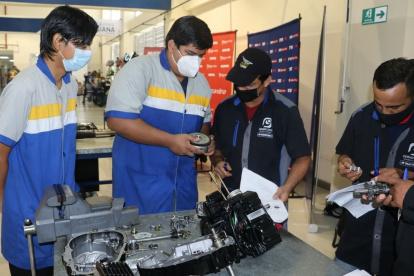 Estudiantes de la Universidad Politécnica Salesiana comparten sus conocimientos con la comunidad.
