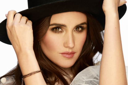 Dulce María tiene 36 años.