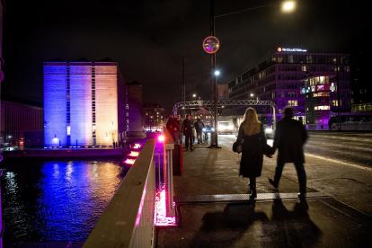 El Ministerio de Relaciones Exteriores de Dinamarca se ilumina con los colores nacionales de Ucrania a la luz de la agresión de Rusia contra Ucrania, en Copenhague el 25 de febrero de 2022.