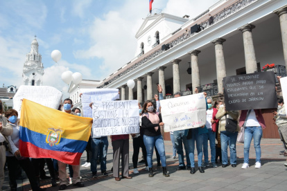 Protesta de padres de estudiantes en Ucrania en la Plaza Grande.