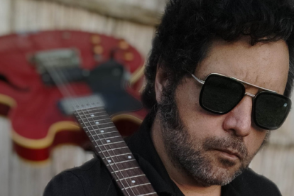 Luis Rueda es un cantante, músico y compositor de rock ecuatoriano