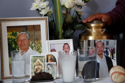 Fotografía de un altar con imágenes de los familiares de la enfermera Margarita Reyes, el 20 de febrero de 2022, en el municipio de Tultitlán, estado de México (México).