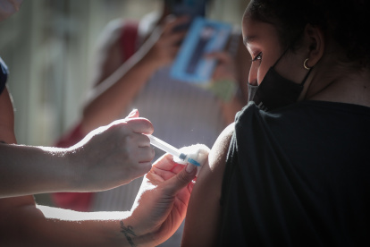 Una niña mientras recibe una dosis de la vacuna contra la COVID-19, en Río de Janeiro (Brasil). EFE/ André Coelho