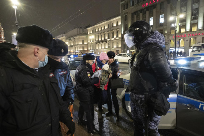 Policías rusos detienen a un manifestante durante una manifestación contra la entrada de tropas rusas en Ucrania en San Petersburgo, Rusia, el 25 de febrero de 2022.