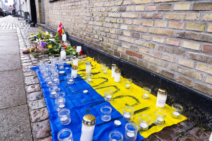 Flores y velas frente a la embajada de Ucrania en Copenhague.