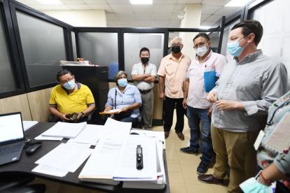 Acción. Tras la clausura, comerciantes acudieron al Cabildo.