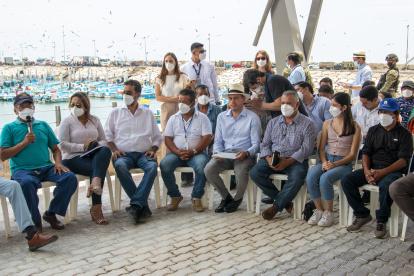 Cita. Un grupo pescadores en la firma del reglamento de la Ley de Pesca.