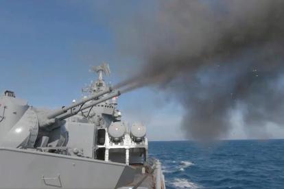 Una captura de pantalla de un video del Ministerio de Defensa ruso de un buque de este país lanzando un misil.