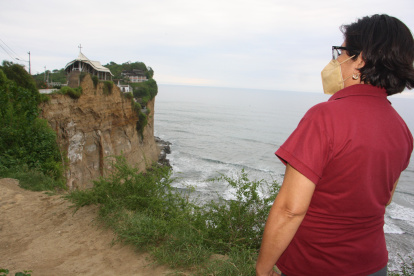 Sitio. El santuario de Olón está ubicado en el borde del perfil costero, en lo alto de uno de los cerros que conforman la zona montañosa, donde se advierte del peligro.