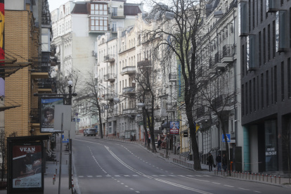 Vista general de ayer de una calle vacía en Kiev, Ucrania