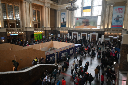 Congestión. Las estaciones de trenes ucranianas están llenas de ciudadanos que desean ir a los países vecinos.