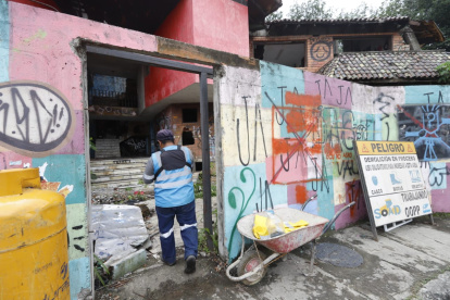 Por la calle Higueras comenzó la demolición de las paredes de la casa embrujada de Urdesa.