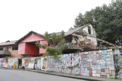 Fachada de la casa de colores de Urdesa que está siendo demolida por el Municipio de Guayaquil.