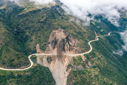 Trabajos. La vía estará cerrada para estabilizar el talud izquierdo.