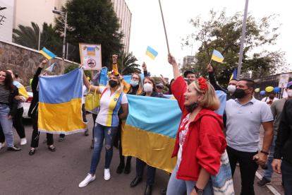 Familiares de ecuatorianos que están en Ucrania y ucranianos protestan en las afueras de la Embajada rusa en Quito. Exigen la paz.