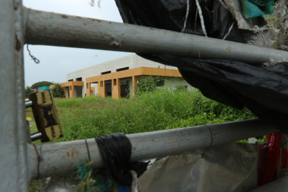 La maleza ha invadido uno de los pabellones de la Unidad Educativa Acacias, cuya obra quedó paralizada hace siete años.