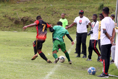 Antonio Valencia vive con intensidad con juegos de su equipo, AV25. Brinda instrucciones a sus jugadores.