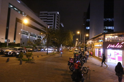 Modernidad. A lo largo de la República del Sallvador hay edificios altos y modernos, restaurantes y bancos.
