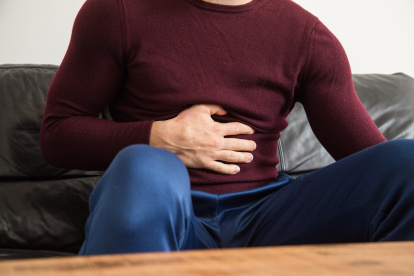 Dolores súbitos en la zona superior derecha del estómago son característicos de un cólico biliar.