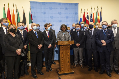 La Embajadora de Estados Unidos ante la ONU, Linda Thomas-Greenfield (C), junto al embajador de Ucrania ante las Naciones Unidas, Sergiy Kyslytsya (8d) y otros diplomáticos fueron registrados este viernes, luego de una reunión del Consejo de Seguridad de las Naciones Unidas.
