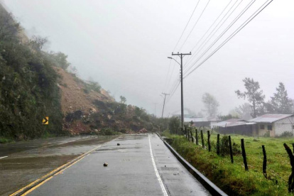Así luce el deslizamiento de tierra en el kilómetro 71 de la vía a Cuenca.