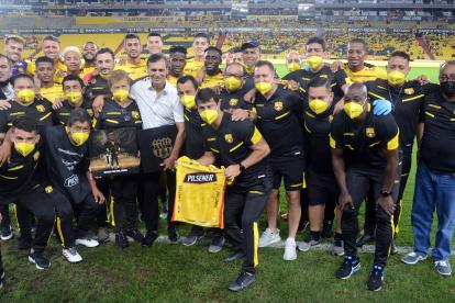 Fabián Bustos recibió un gran homenaje del club antes de su partido final.