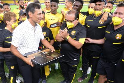 Barcelona le entregó una placa de reconocimiento al técnico Fabián Bustos en su despedida