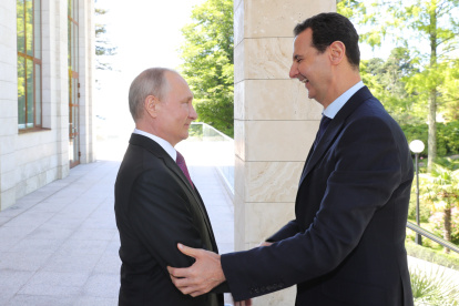 El presidente ruso, Vladimir Putin (i), estrecha la mano con el presidente de Siria, Bashar al-Assad (d), en una fotografía de archivo
