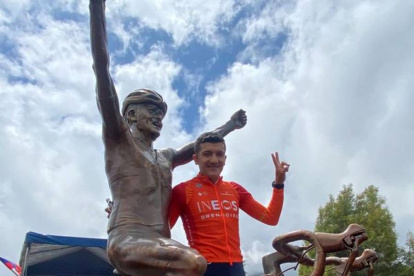 Richard Carapaz develó la estatua elaborada en su honor por parte de la alcaldía de Tulcán.
