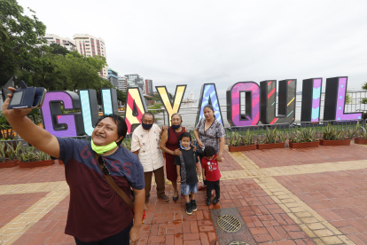 Turismo. Las familias que no viajaron decidieron recorrer la ciudad durante el feriado.