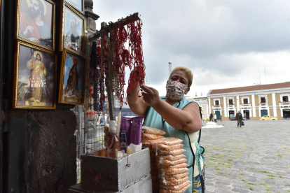 Comercio. Pilar Villalba espera que con el relajamiento de las restricciones las ceremonias religiosas en San Francisco se normalicen y sus ventas mejoren.