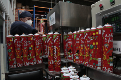 Empresa.- Trabajadores en la fábrica Windsor elaborando espuma Carioca para carnaval.