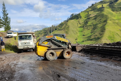 Limpieza. El MTOP continúa atendiendo los derrumbes en las vías del país.