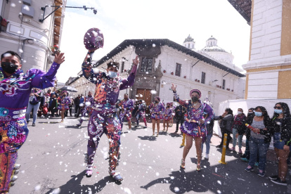Quito. Los bailarines recorrieron el Centro Histórico recordando las tradiciones del carnaval.